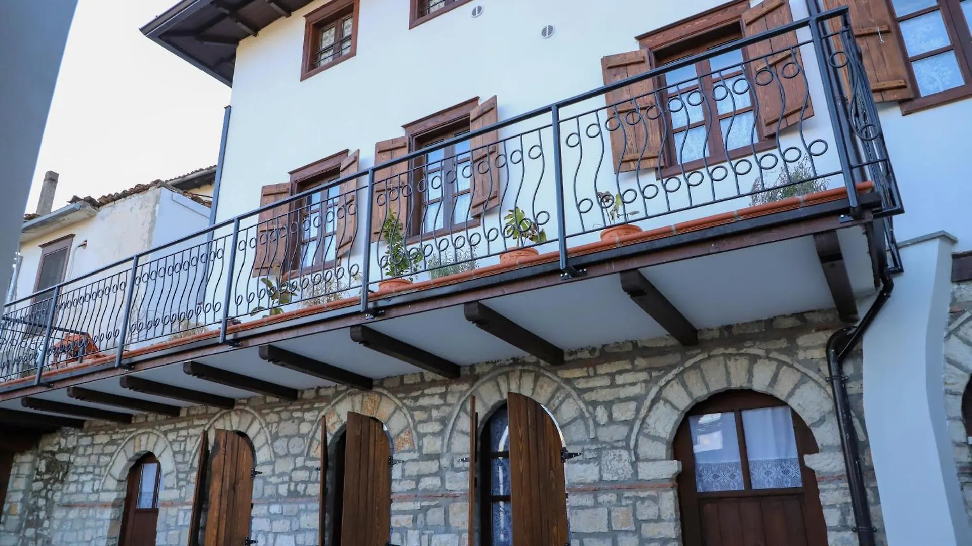 Контакты Vila Art Berat Castle